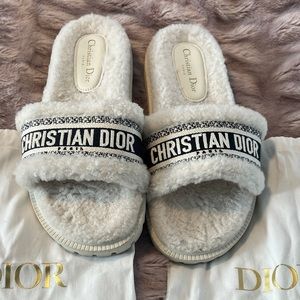 Christian Dior DWAY WHITE SHEARLING SLIDE - size 42/11 
‼️💯AUTHENIC‼️
